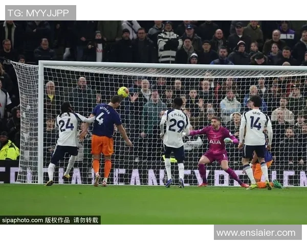 那不勒斯狂胜热刺六比二红牌事件引发全场热议与争议